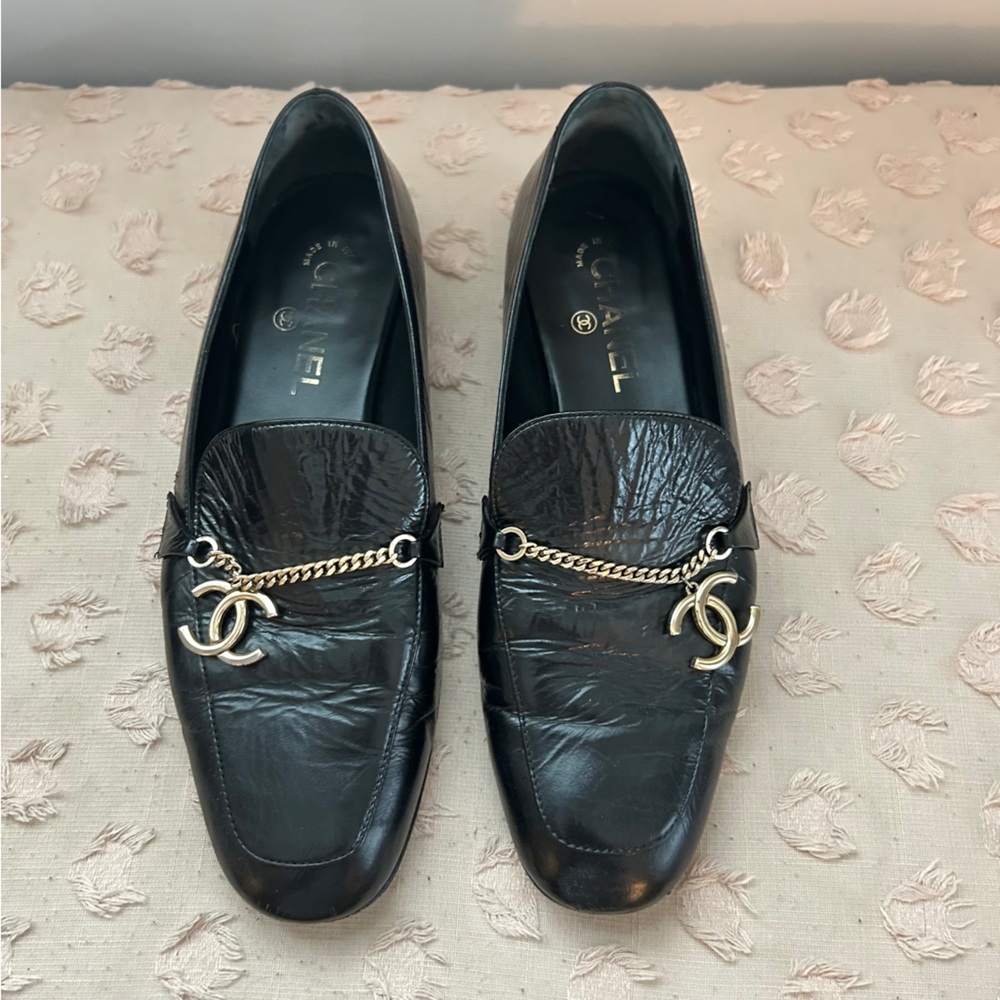 Chanel Crinkled Calfskin Loafers with Chanel Charm Chain Detail Black Size 41 - Picture 3 of 10